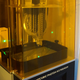 Una pieza recién salida de la impresora 3D Anycubic Photon M3 Premium